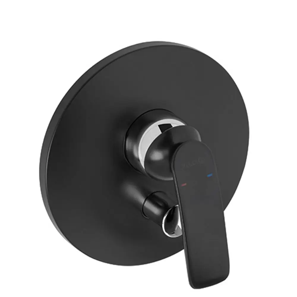 Schwarze Wannen-/Brausearmatur mit einem Hebel zur Temperaturregelung. Kludi-Logo sichtbar. Edelstahl-Optik mit glänzenden und matten Oberflächen.